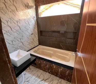 Alto Branco House | Casa com banheira e porcelanato em Campina Grande