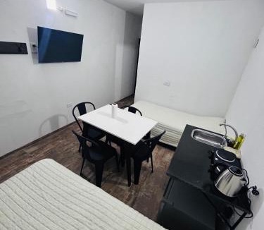 Spegazzini Apartment | Departamento ESTRADA ideal para pasajeros en tránsito, viajes laborales o estadías cortas Ubicado en Ezeiza, a solo 20 minutos del Aeropuerto Internacional Ministro Pistarini, ofrece comodidad y practicidad para hasta 4 personas