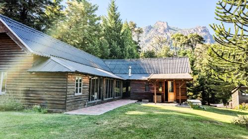 Villa Arelauquen House | RentUp - Extraordinaria Casa sobre el Lago Gutierrez con vistas unicas ideal para grupos