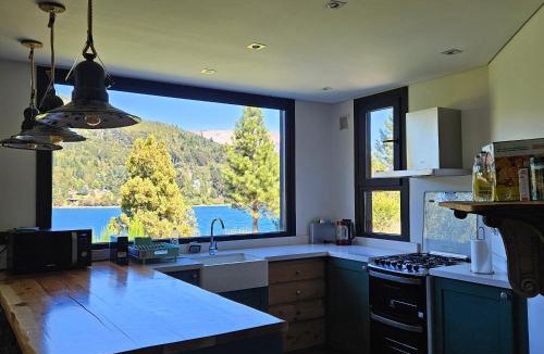 Peninsula San Pedro House | Mágico lugar a orillas del Nahuel Huapi con costa de lago