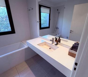 Pilar Centro House | Casa con piscina en Estancias del Pilar, 3 dormitorios, jardín y parrilla