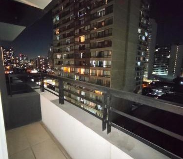 Las Rejas Apartment | Moderno, acogedor departamento con estacionamiento