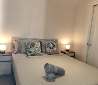 Las Rejas Apartment | Moderno, acogedor departamento con estacionamiento