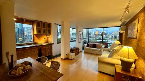 El Golf Apartment | Amplio excelente ubicación y vista Depto 1 Dormitorio y Sofá cama Cercano a COSTANERA CENTER con AC y WIFI entre Metro el Golf y Tobalaba con estacionamiento incluido en Las Condes
