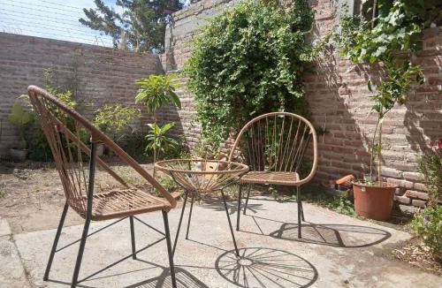 Trelew House | Habitación doble con baño privado en amplia casa a metros de una laguna natural y del Museo Paleontológico