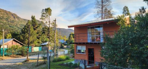 Lago Puelo House | Casa entera con balcón y patio propio "altos del Rio Azul"