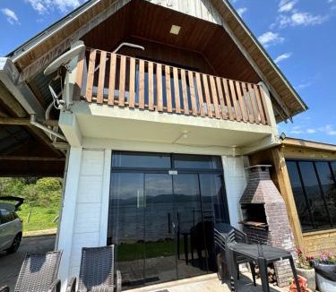 Sao Tomas Ski Chalet | Chalé na beira da lagoa com vista
