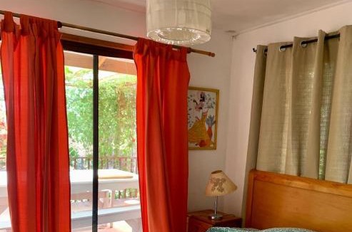Ovalle House | Cabaña con Patio y Árboles
