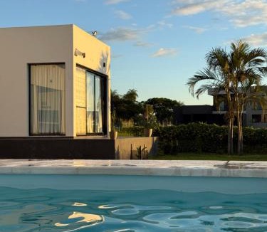 Corrientes House | Casa con Piscina sobre Laguna Brava - Tranquilidad y Naturaleza en Barrio Privado