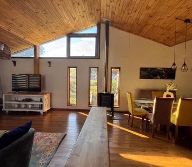 Hualqui House | Casa Ankatu, exclusiva casa a orilla de río con tinaja y piscina privada, ideal familias