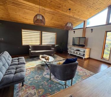 Hualqui House | Casa Ankatu, exclusiva casa a orilla de río con tinaja y piscina privada, ideal familias