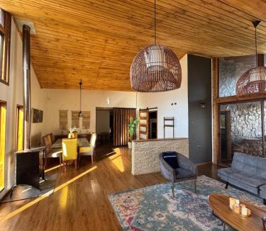 Hualqui House | Casa Ankatu, exclusiva casa a orilla de río con tinaja y piscina privada, ideal familias