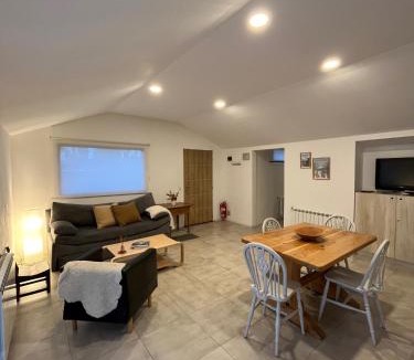 Dina Huapi House | Los Coirones 3 - Cabaña con jardin