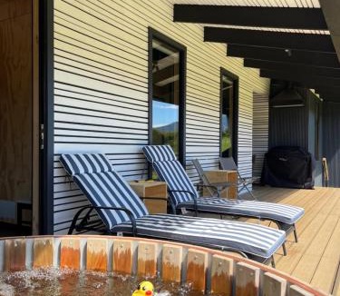 Puerto Aysen Ski Chalet | Aysén Lodge - Cabaña con Tinaja