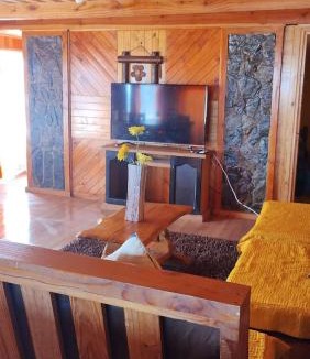 Punta de Choros Apartment | CABAÑA LA CASONA, salón, comedor y cocina amplia, con baño en la habitación y uno adicional, se alcanzan a ver las islas y el mar