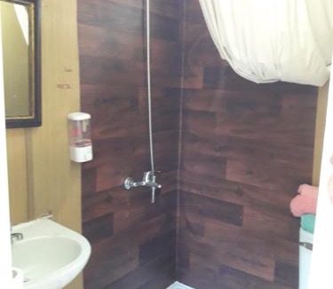 Pelluhue Apartment | Habitación con baño privado containers, auto sustentable