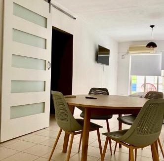 San Juan Apartment | Departamento amplio, muy bien ubicado, dos ambientes, separado cocina y baño, el barrio no es lindo pero las instalaciones perfectas y li