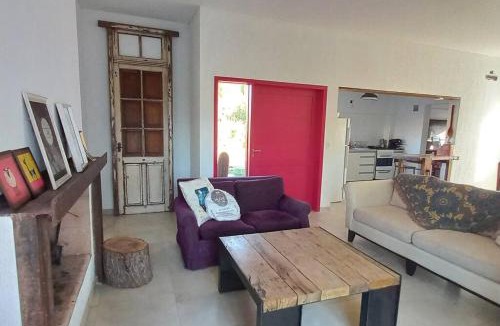 Maipu House | Casa alegre con chimenea interior