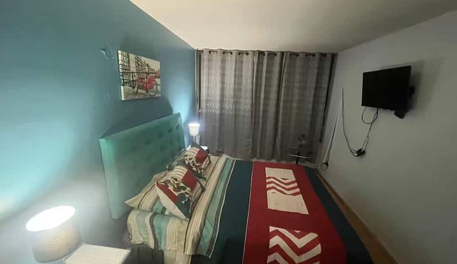 Half a block from Sta Lucia subway Comfortable 1 bedroom