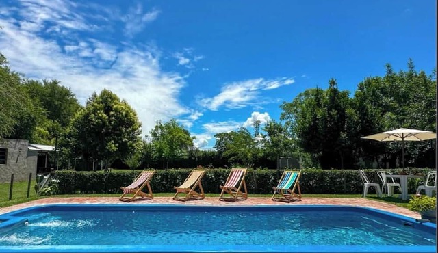 Country cabin with a pool, sports court, and barbecue area in Villa Lía