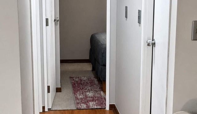Comfortable Apartment for 4, Near Downtown