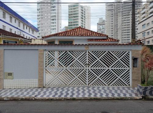 Casa com piscina ao lado do mar in Praia Grande