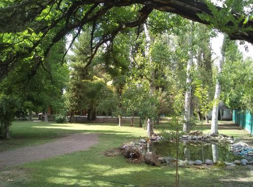 Casa quinta con gran parque y piscina en zona privilegiada -"De Barro y Caña" in Lunlunta
