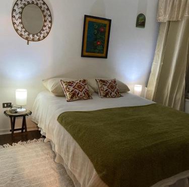 Habitación para viajeros en cálido hogar
