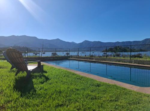 Lakefront Aculeo Red House Wifi Pet & Wood Hot Tub in Maipo