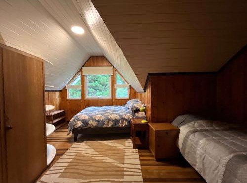 Charming Room in Rustic Wood House w Breakfast
