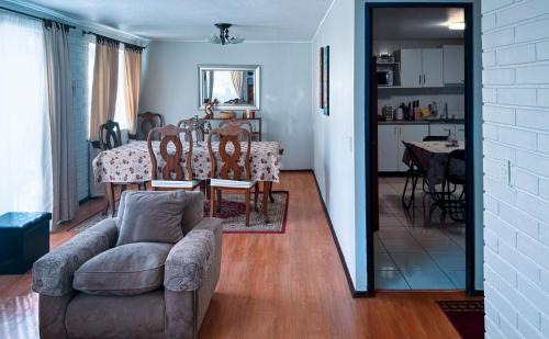 Casa con piscina en barrio residencial