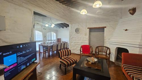CASA de CAMPO CON PILETA Y CANCHA DE FUTBOL EN JUANA KOSLAY