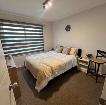 Habitación moderna con baño privado