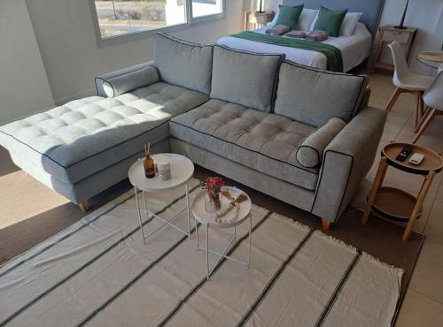 Departamento loft con balcón con vistas parciales a la bahia