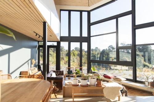 Magnificent house in a condominium with access to the lake!