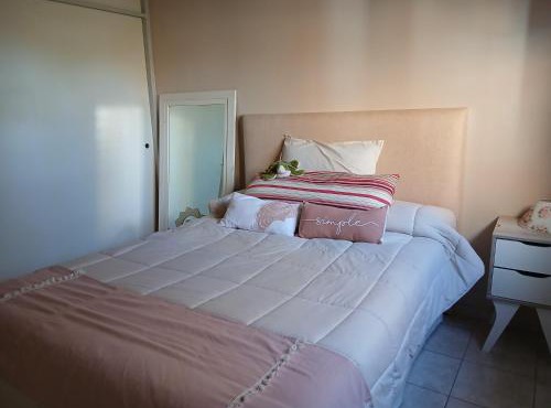 Habitación doble con baño compartido en una amplia y confortable casa