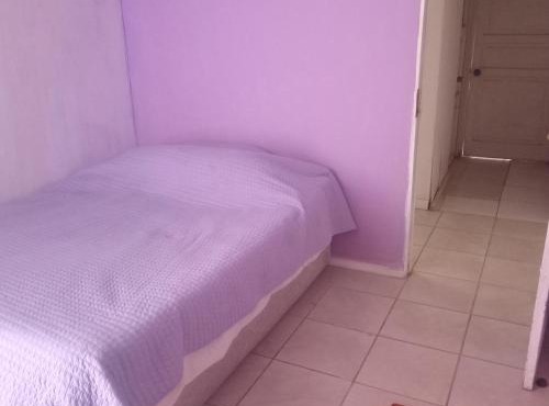 Pieza con baño privado y cama doble