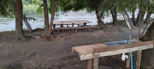 Cabaña con rio y camping