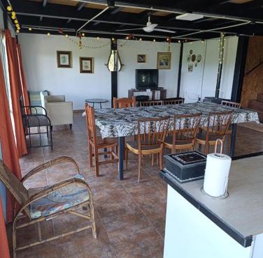 Casa Hebe - En las sierras de Córdoba - cuenta con tres habitaciones y capacidad para 8 personas, tranquila con increibles vistas in Villa Parque Siquiman