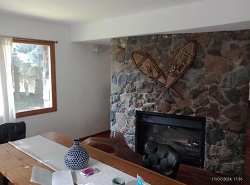 LA Nevadita, Chalet cabin located near the center- It includes suite room with double bed and another 2 bedrooms with two singles beds- Living room fireplace, Hot water, WI-FI