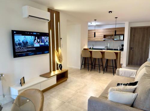 Departamento moderno pleno centro con pileta y cochera privada
