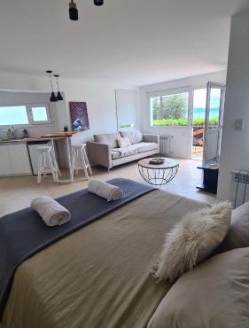 Monoambiente con deck y vista al lago en Playa Bonita