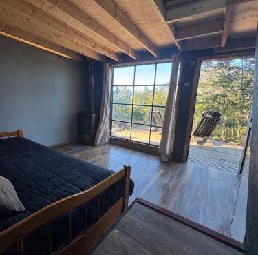 Cabaña con terraza vista al río en Roca Truful