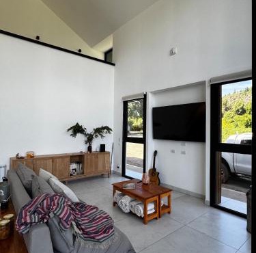 Moderna Casa entre Campo de Frambuesas