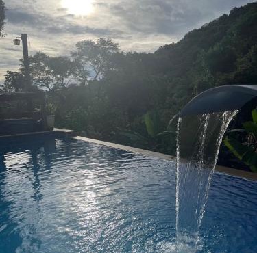 Refúgio com hidro, piscina e linda vista! in Mairiporã