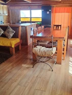 CABAÑA LA CASONA, salón, comedor y cocina amplia, con baño en la habitación y uno adicional, se alcanzan a ver las islas y el mar