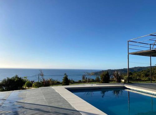 Agradable casa en parcela con piscina y vista al mar