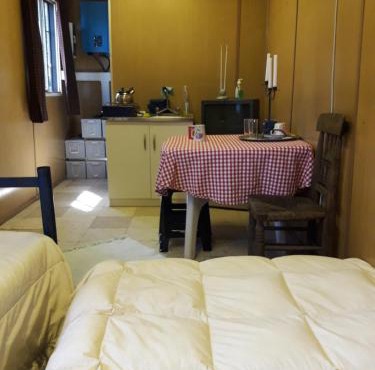 Habitación con baño privado containers, auto sustentable