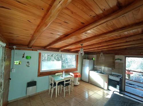 Lugar de paz y alegría en medio de montañas y río.
