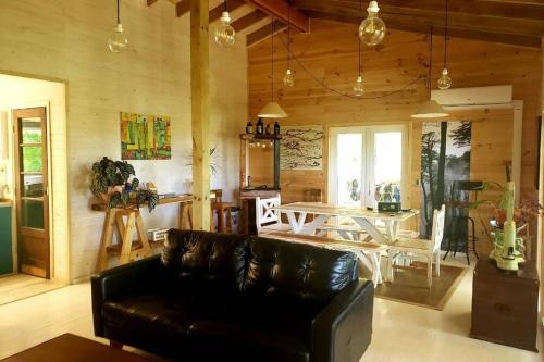 LA CASA EN EL BOSQUE con vista al Río